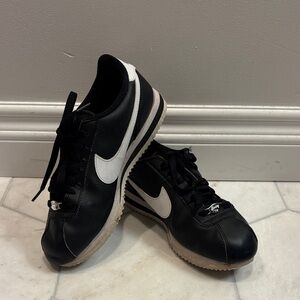 Nike - black Cortez